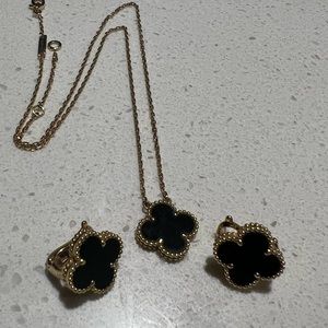 Van Cleef Sweet Alhambra pendant, 18K yellow gold, Onyx